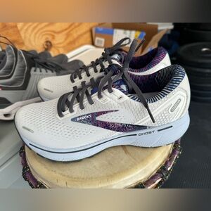 Women’s Brooks Ghost size 9